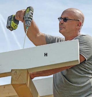 Isoleret anneks: Spær til isoleret anneks fastgøres til topremmene Isoleret anneks: Spær til isoleret anneks fastgøres til topremmene med lange skruer